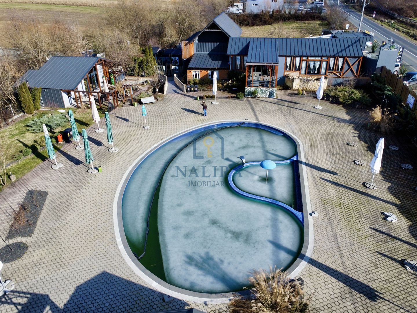 Proprietate unică de vânzare – piscină, restaurant, terasă - Poză 10