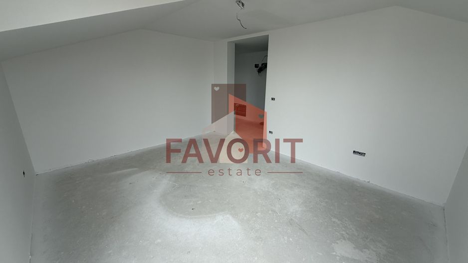 Decomandat. Zona Buziasului. Parcare in curte. - Poză 8