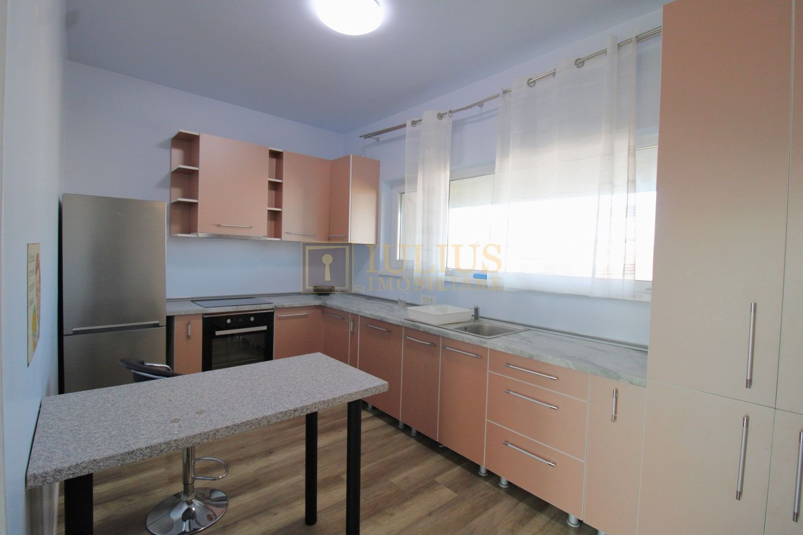 Casa cu 3 camere, locuri de  parcare, curte - Poză 11