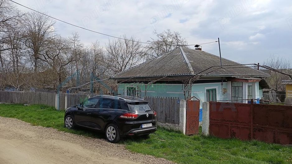 Casă tradițională cu teren generos în Oțeleni, județul Iași - Poză 1