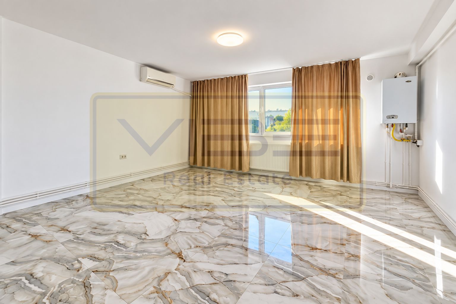 Garsoniera renovata- Poitiers- Mata Rosie - Continental/Aumovio - Poză 1