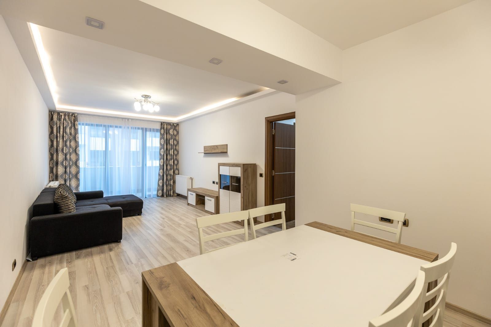 Coresi-Isaran apartament foarte spatios, 2 bai - Poză 1