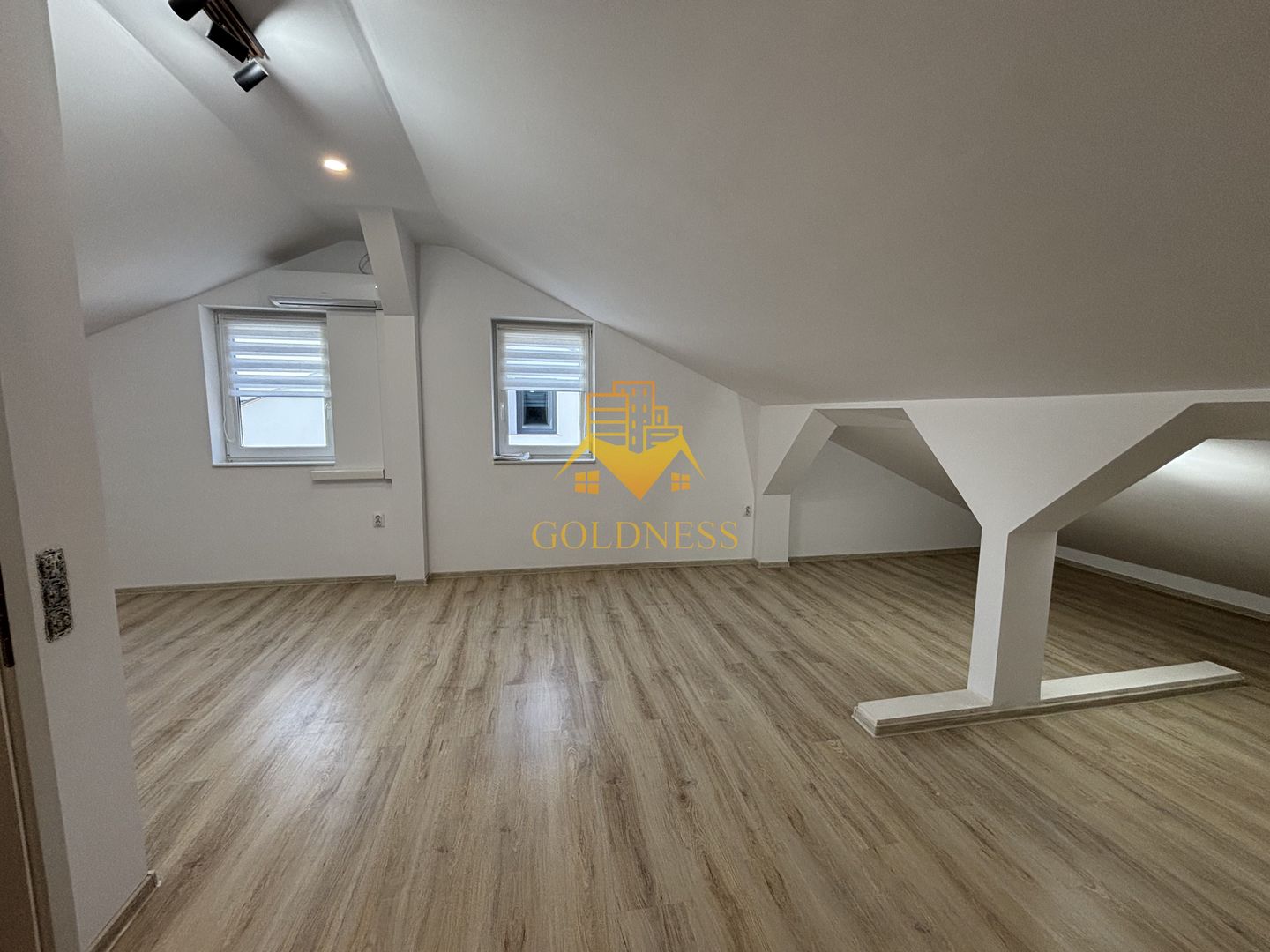 Duplex lux, de închiriat, 5 camere, parcare, curte, terasă,220mp teren - Poză 6