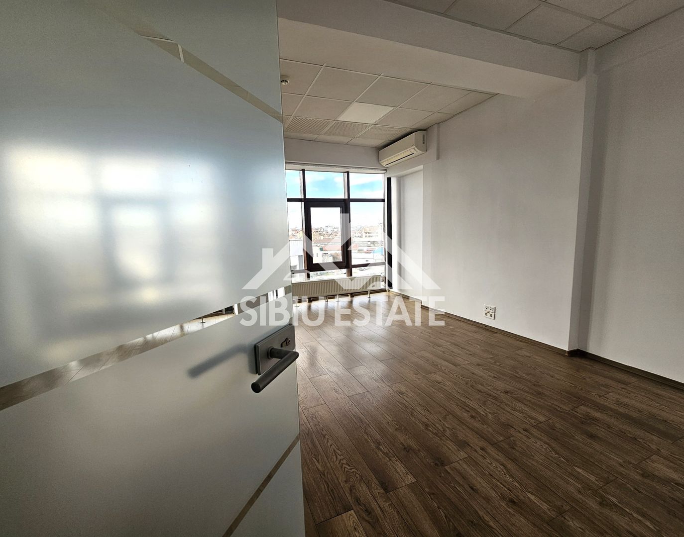 Spatiu de birouri de inchriat locatie centrala si vizibilitate buna - Poză 6