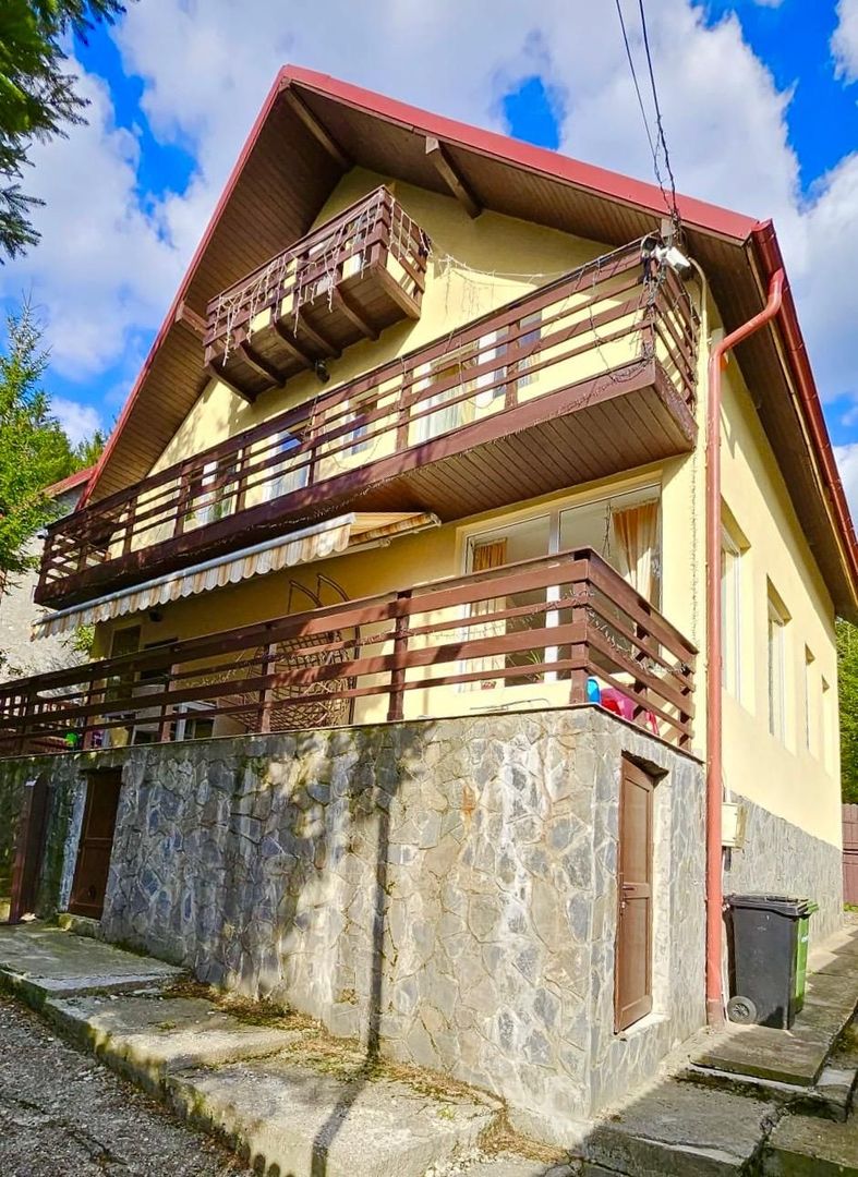 Casa de vacanta la liziera padurii cu vedere libera catre muntii Bucegi - Poză 1