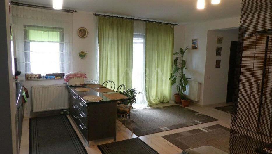 Apartament cu 3 camere de vânzare, Floresti - Poză 2