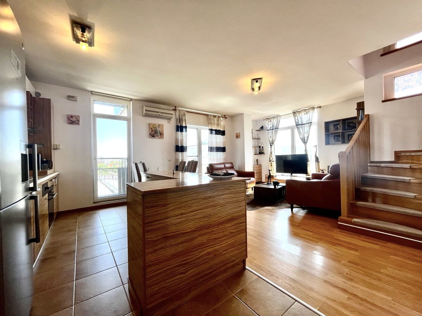 Apartament 3 camere, elegant, pe 2 niveluri,  cu garaj,  zona Aradului - Poză 2