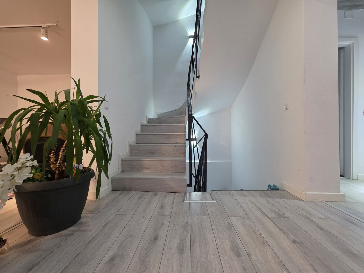 Casă de vânzare mobilata complet 6 camere, 325 mp construiți Aviației - Poză 15