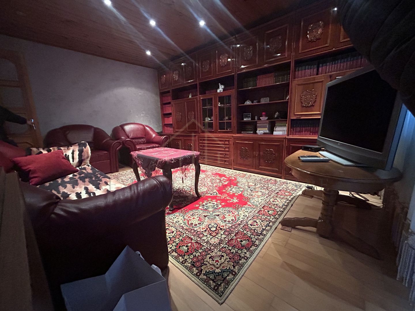 Apartament 3 camere zona de jos - Poză 1