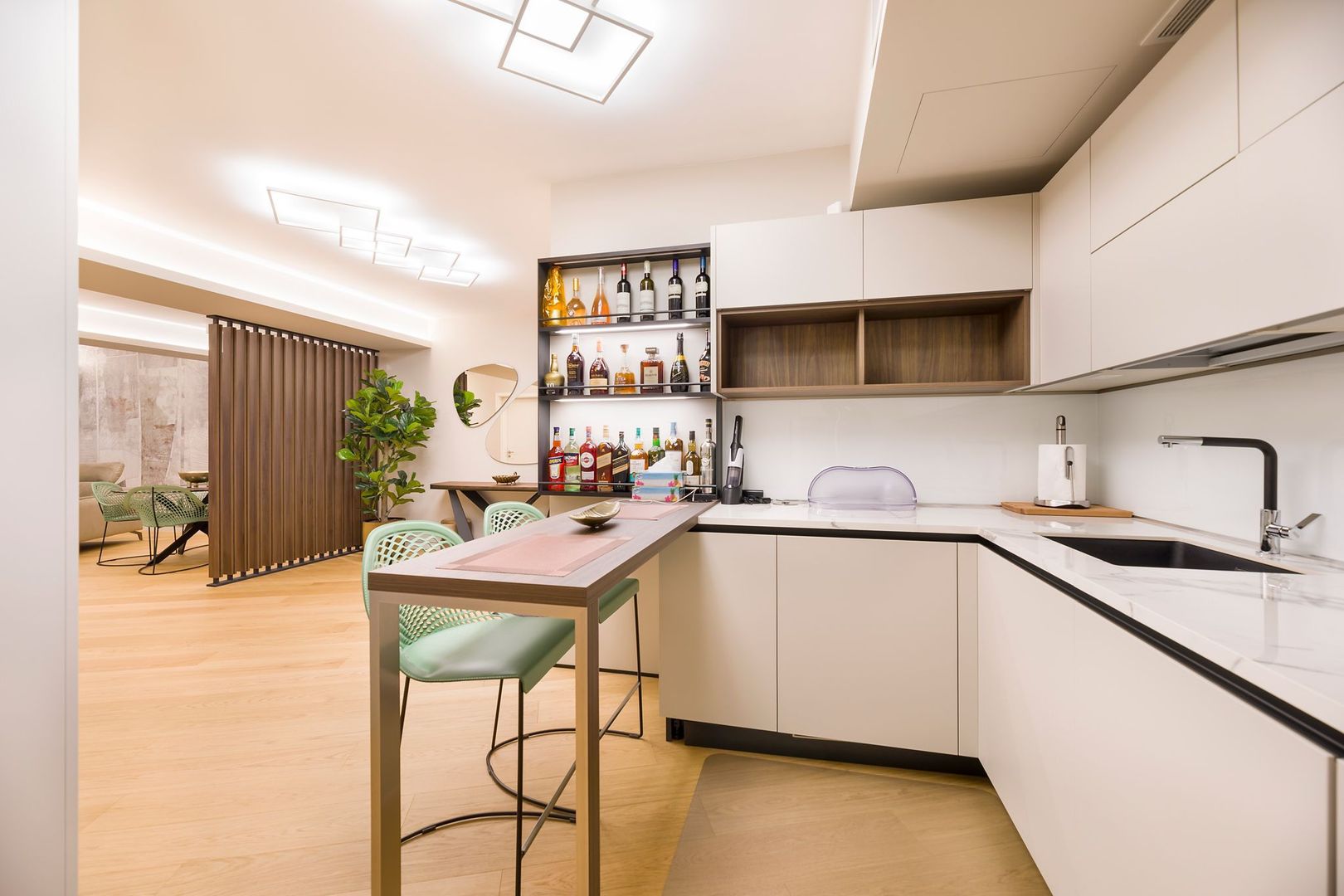 Apartament deosebit 4 camere complet mobilat si loc de parcare inclus - Poză 6