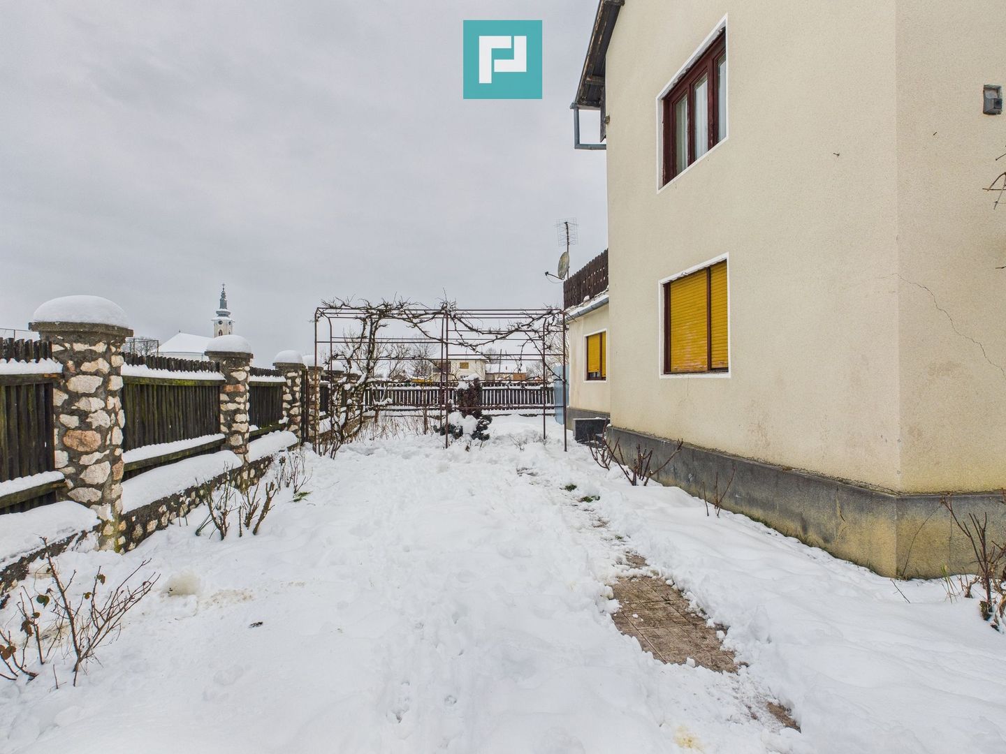 Casă cu etaj Căpâlnaş - Poză 3