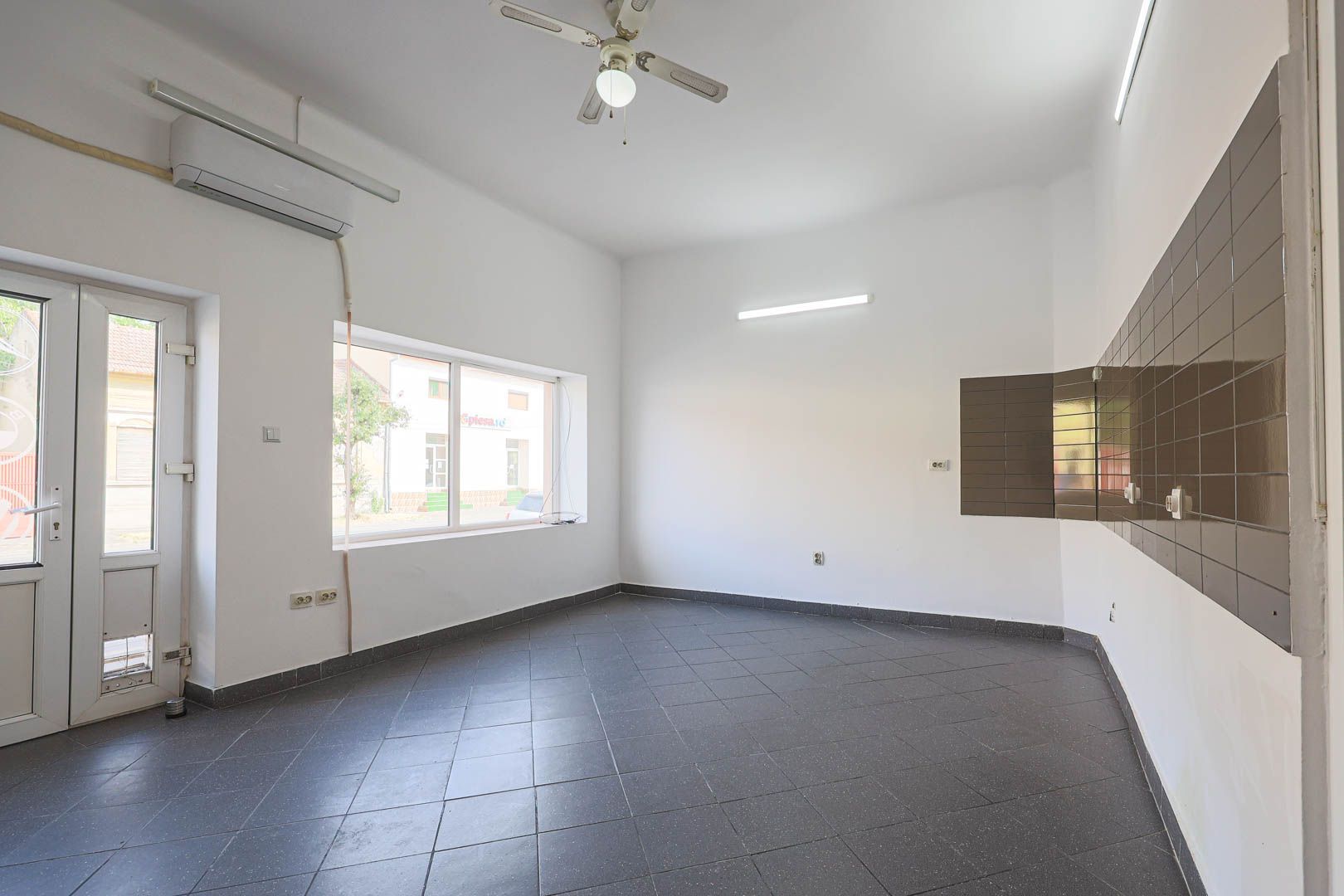 Locație excelentă: Spațiu comercial  Reprezentanță sau Închiriere. - Poză 3