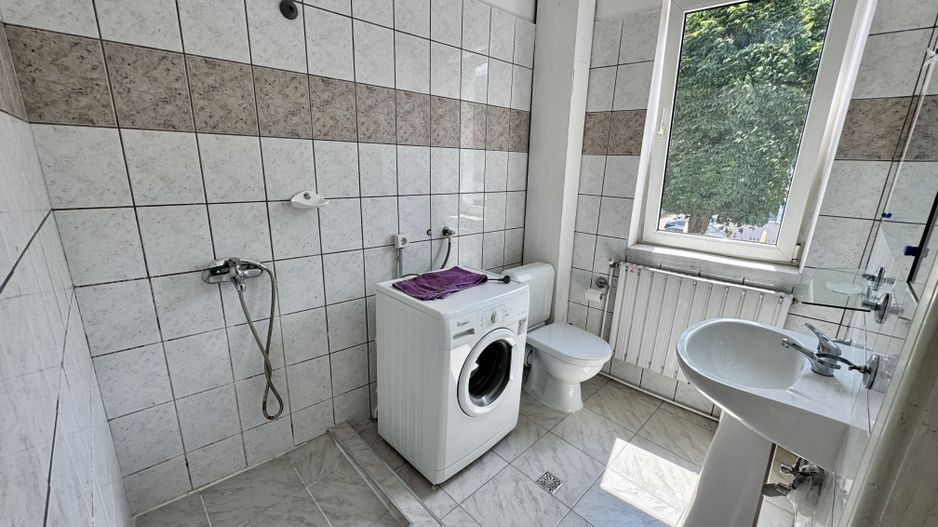 Casă în centrul istoric al Brașovului – 2 intrări, curte comună - Poză 14