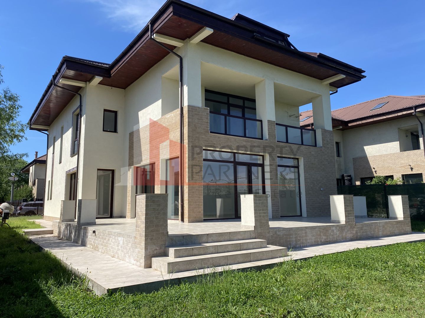 Proprietate pe marginea lacului, vila impresionanta. - Poză 1