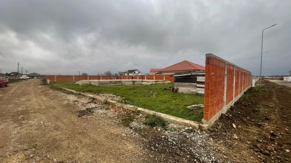 Teren intravilan, fundatie proiect casa, gard si utilitati-Zona Cheriu - Poză 1