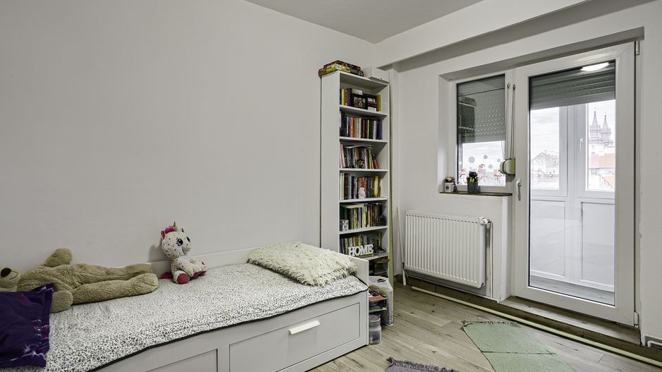 PROPRIETATE VÂNDUTĂ Apartament spatios cu 4 camere langa teatru - Poză 4
