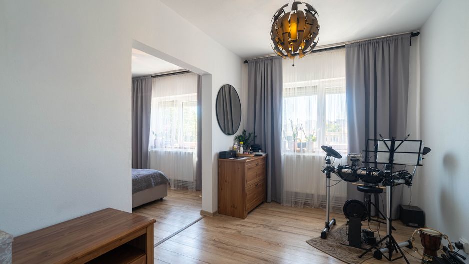 Apartament 5 camere Vlaicu – Renovat, 2 băi, centrală proprie - Poză 9