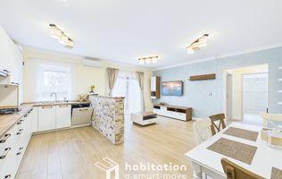 Apartament spațios cu curte și garaj – confortul unei case moderne