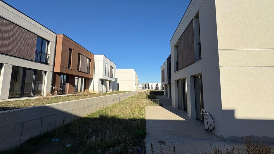 Casa 4 camere cu 2 locuri de parcare - Poză 2