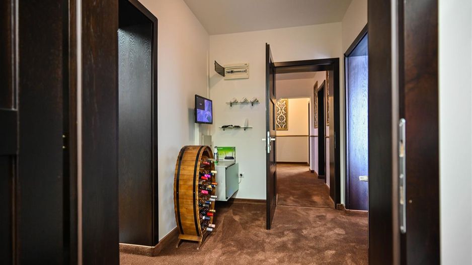 Somptuozitate in stil modern, 2 garaje, 3 terase, totul pe 1.000 mp teren - Poză 57