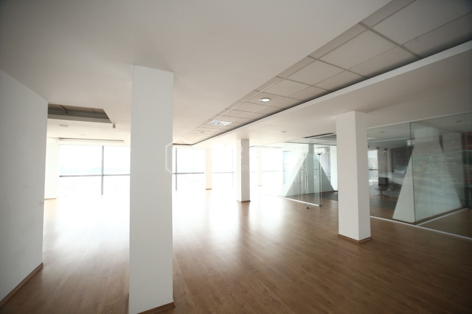 🏢 Showroom premium de închiriat – 500 mp utili + depozit + parcare - Poză 2