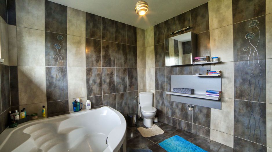 Casa complet mobilata 5 camere 3 bai curte generoasa - Poză 34