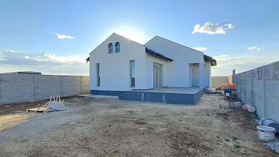 Casa individuala Dragomiresti Deal, utilitati, statii STB la 700 metri - Poză 1