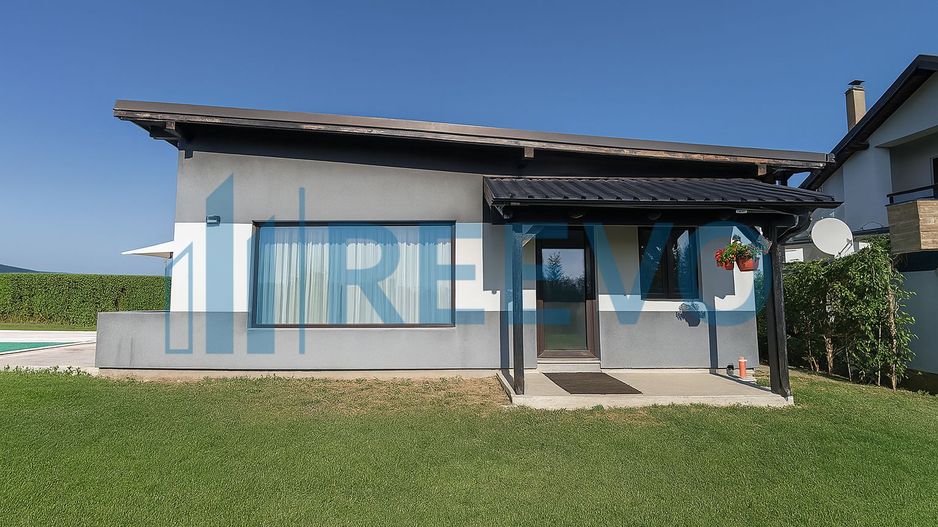 Proprietate Premium cu Două Case și Piscină în Hemeiuș - Poză 5