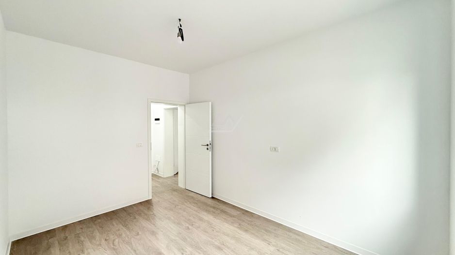 Bloc finalizat la asfalt. Boxa. Loc de parcare. - Poză 7