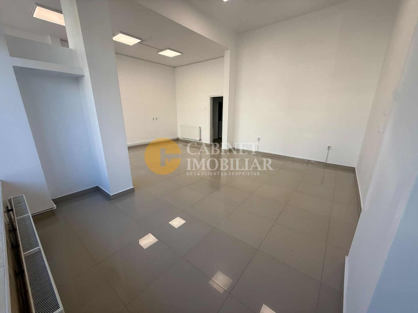 Spatiu Comercial Vitrat- 60mp - Front Stradal - Podu Ros - Poză 2