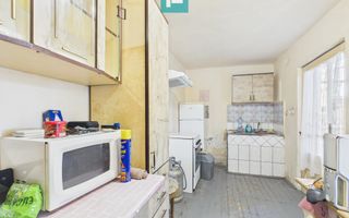 Casa în Cuvin la poalele dealului - Poză 9