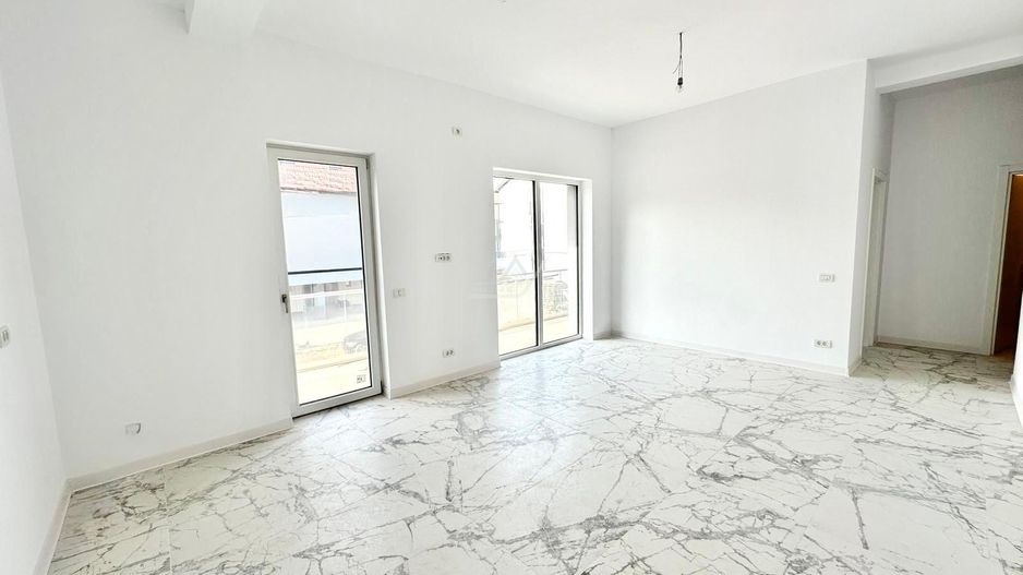 Etaj 1. Bucatarie inchisa. Drum asfaltat. Loc de parcare. - Poză 2