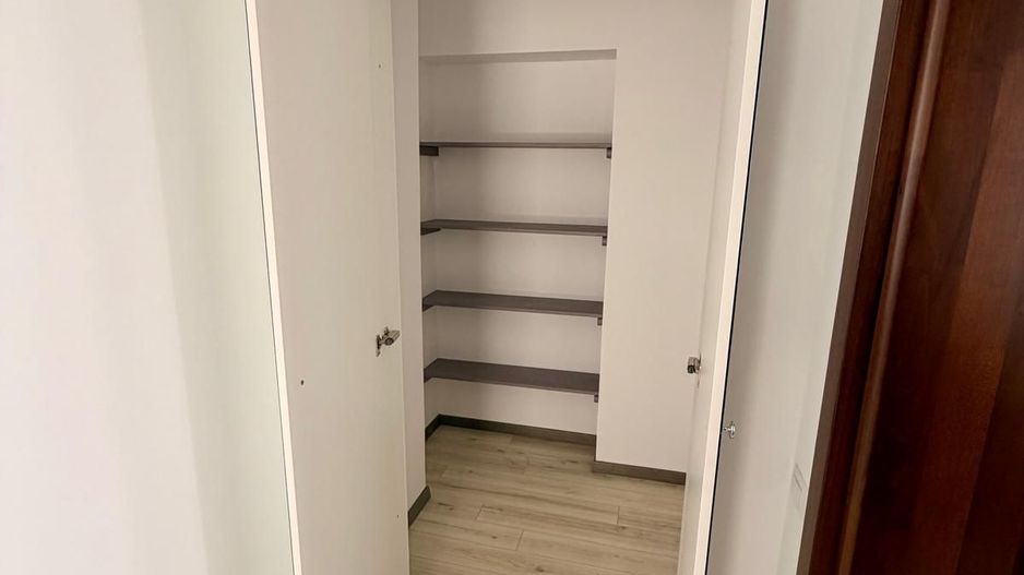 Apartament CENTRAL, living open space, dormitor, zona 7 strazi - Poză 4