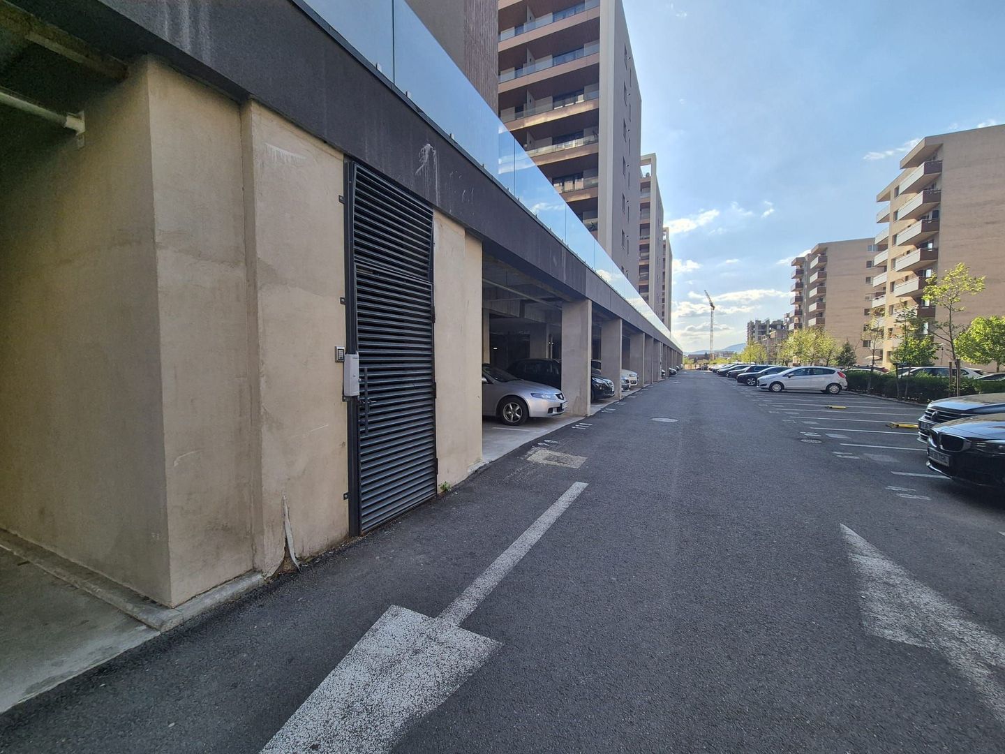 Zona Coresi, str. 13 Decembrie, apartament spațios, bloc nou, loc parcare - Poză 27