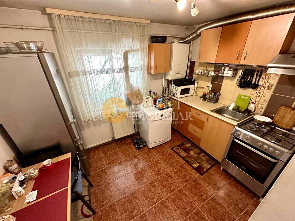 3 Camere Decomandat - Etaj 3 - Zona Nicolina 2- Bloc 1982 - Poză 4