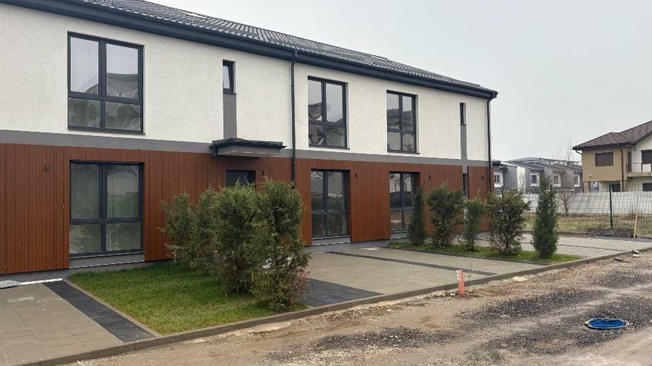 Vila moderna spatioasa - Poză 1