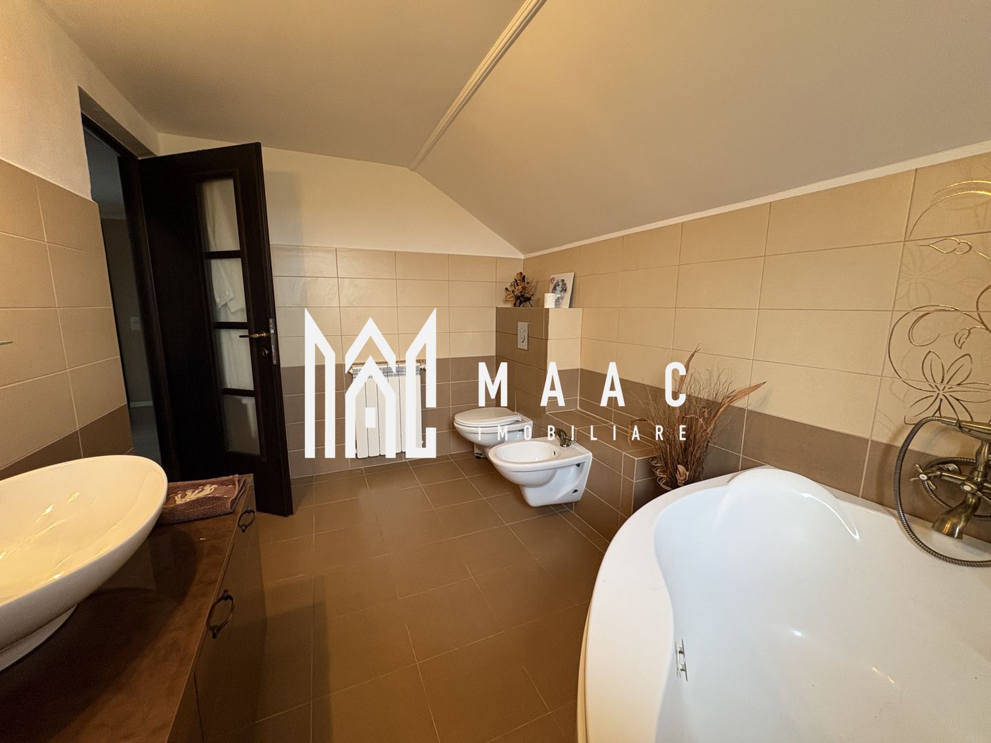 Casa cu 5 camere  I Curte 920 mp  I Tocile - Poză 12