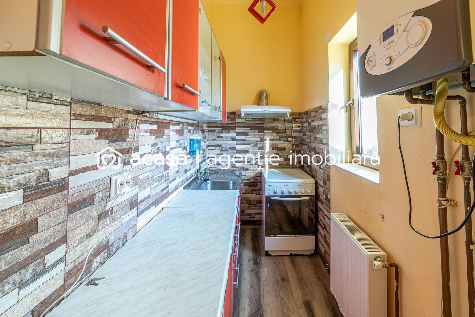 Apartament la casă cu 3 camere zona Pârneava - Poză 6