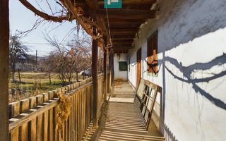 Casă rustică de vânzare în Tauț - Poză 1