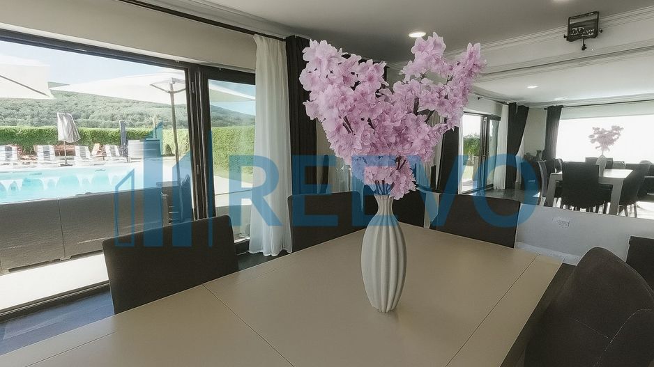 Proprietate Premium cu Două Case și Piscină în Hemeiuș - Poză 19