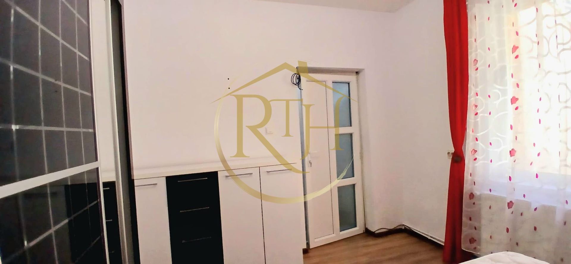 Oferim spre vanzare un Apartament la curte comuna, in zona Odobescu. - Poză 3