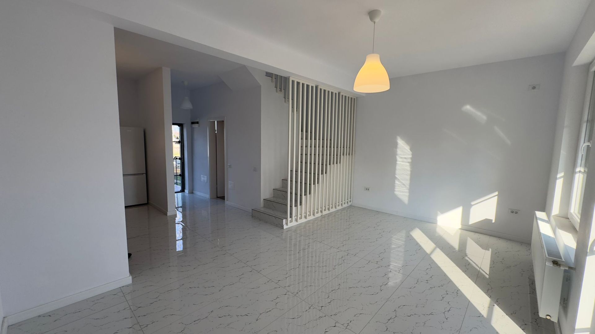 CASA INSIRUITA PIERSICULUI, 4 CAMERE, STATIE STB, BUCATARIE MOBILATA - Poză 2