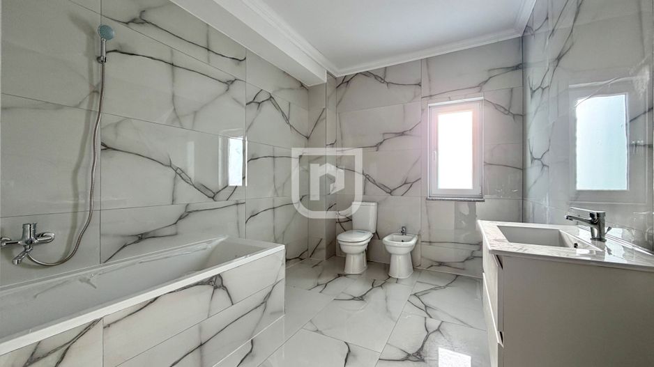 Casa noua Gura Humorului - 4 dormitoare, curte amenajata - Poză 2