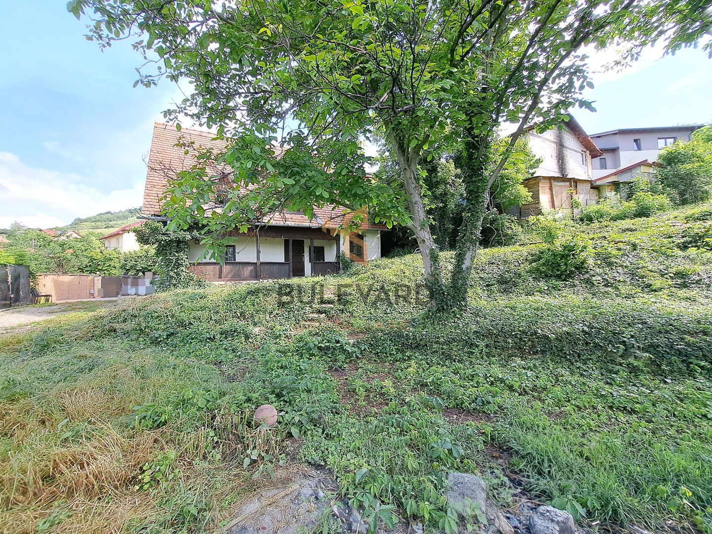 Teren intravilan 1785 mp, front la 2 strazi, pretabil constructie case - Poză 1