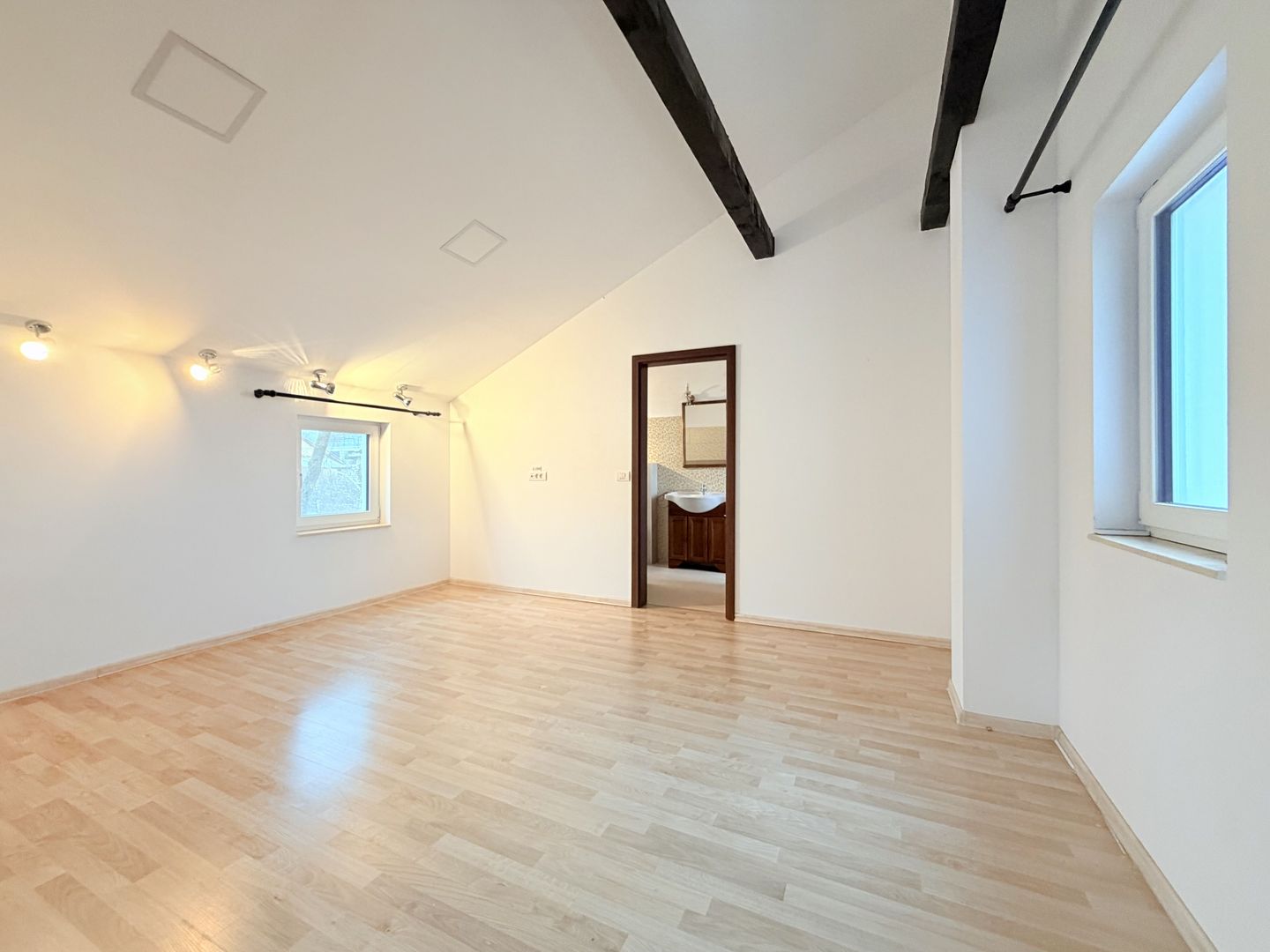 Casă de închiriat la liziera pădurii - Dumbrăvița - Poză 11