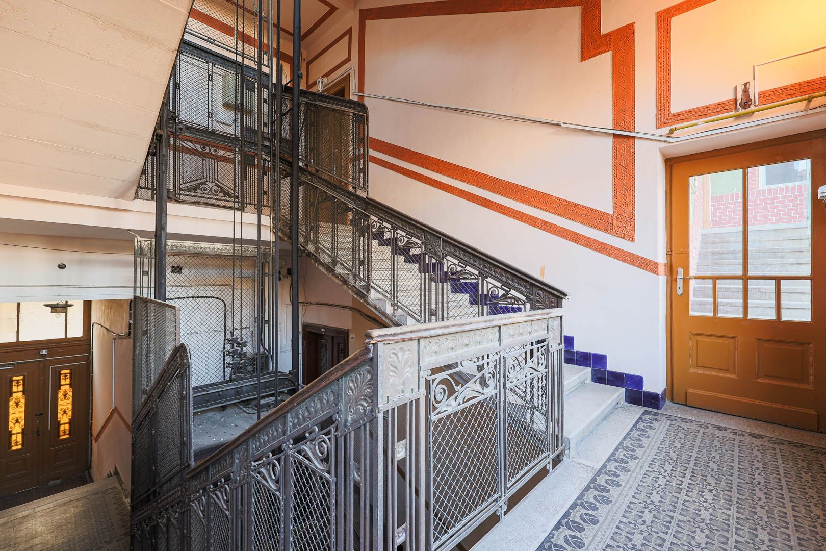 VANDUT.  Descoperă eleganța istorică în inima Aradului! - Poză 7