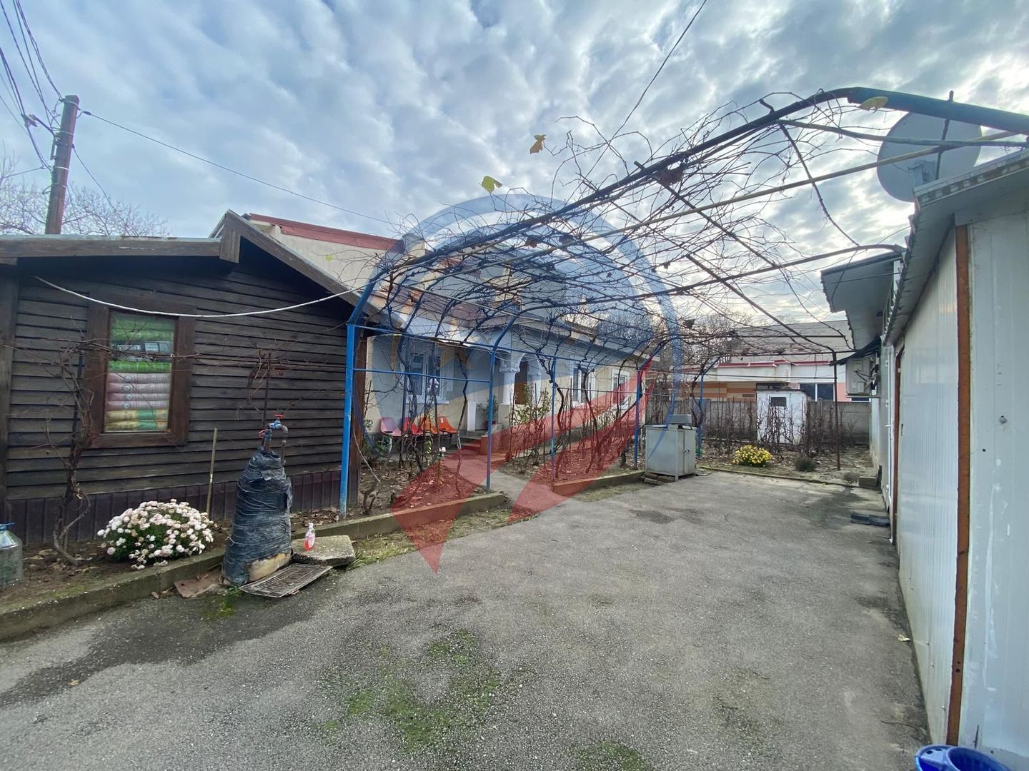 TEREN 400 M CU SPATII COMERCIALE ACTIVE - Poză 1