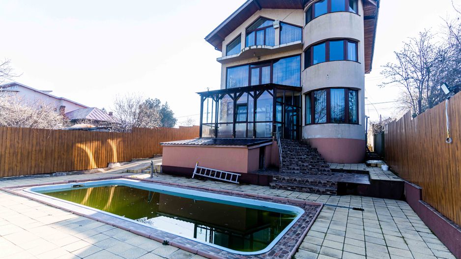 Casă / Vilă cu 6 camere de vânzare în Balotesti - Poză 1