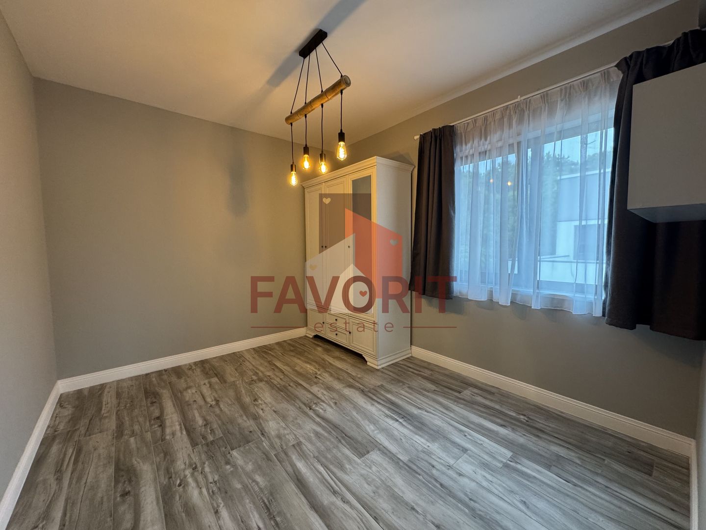 Duplex despartit prin garaj. Zona centrala - langa padure. Mobilat si utilat - Poză 6