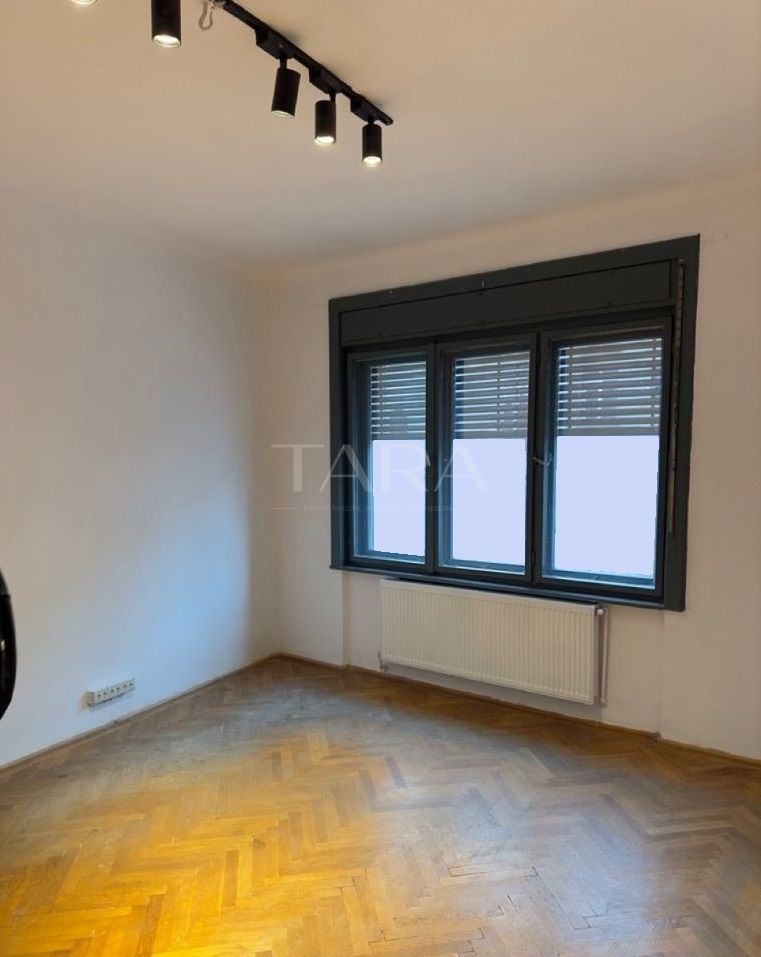 Apartament ULTRACENTRAL, 4 camere, decomandat - Poză 2